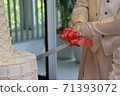 Hand to insert a cake 71393072
