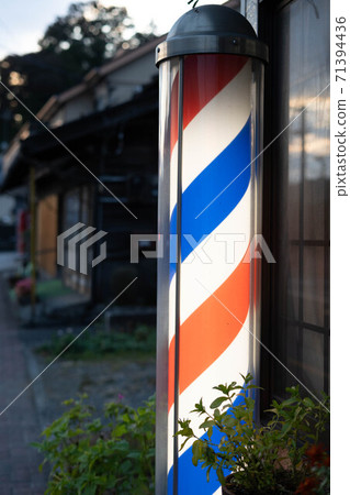 [Haircut shop] A barber's pole with red, white, and blue stripes that makes you feel nostalgic 71394436