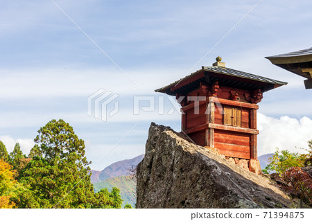 秋天的山寺立石寺Nokyodo和秋天的落葉 71394875