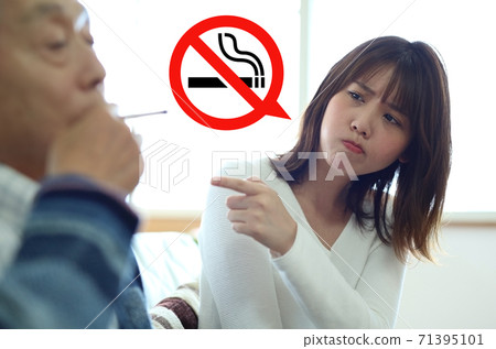 一個女人在註意她父親討厭的香煙的形象 71395101