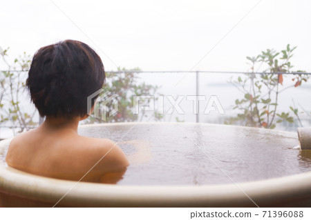 Refresh at the open-air hot spring [Image of travel and leisure] 71396088