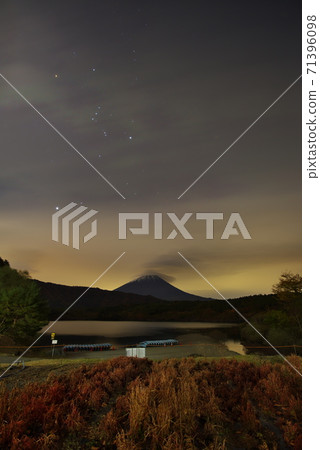 Kasakumo Fuji and Orion floating in the moonlight (Saiko) 71396098