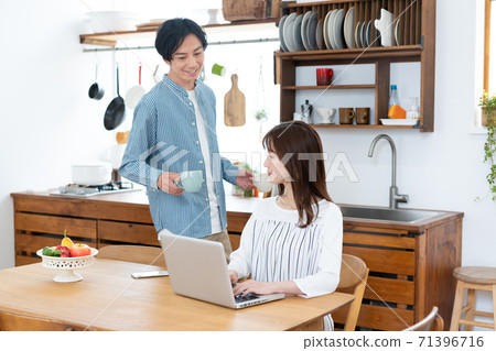 A wife who teleworks and a husband who makes tea A wife who teleworks and a husband who makes tea 71396716