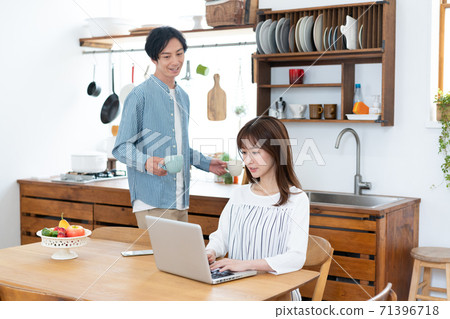 A wife who teleworks and a husband who makes tea A wife who teleworks and a husband who makes tea 71396718