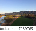 美濃山脈和高瀨川染上夕陽 71397651