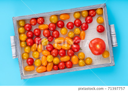 Top view of cherry tomatoes in small wooden crate 71397757