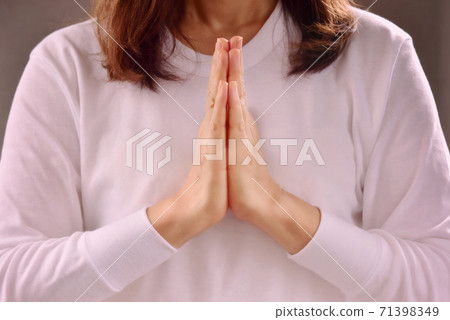 一個女人坐在一起的姿勢 71398349