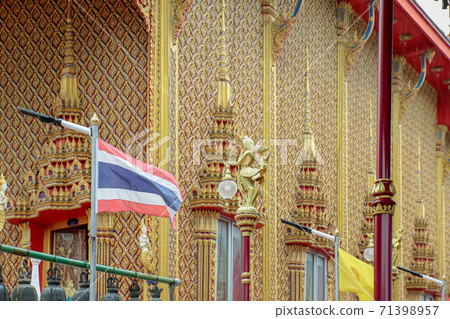 Golden church wall 71398957