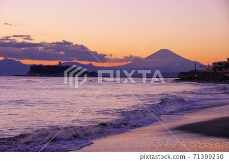 從稻村崎(神奈川縣鎌倉市)看江之島和富士山的傍晚 從稻村崎(神奈川縣鎌倉市)看江之島和富士山的傍晚 71399250