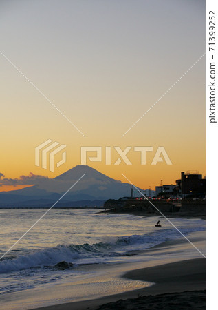 富士山的夜景從稻垣崎 71399252