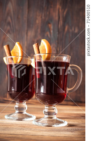 Glasses of mulled wine Glasses of mulled wine 71400510