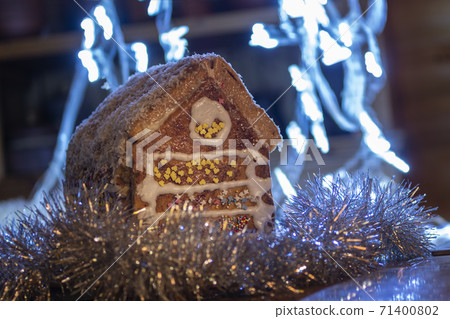Home-made Gingerbread house with christmas garland Home-made Gingerbread house with christmas garland 71400802