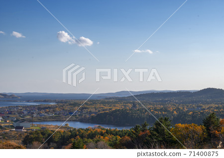 Natural autumn landscape 71400875