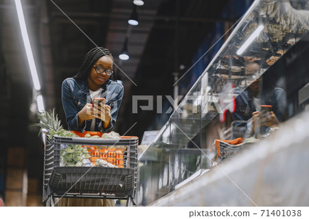 Woman shopping vegetables at the supermarket 71401038