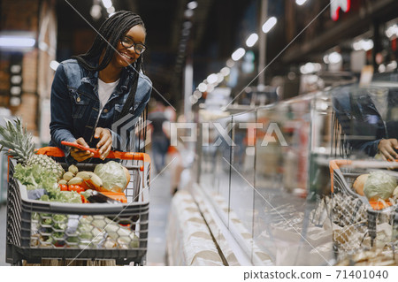 Woman shopping vegetables at the supermarket 71401040