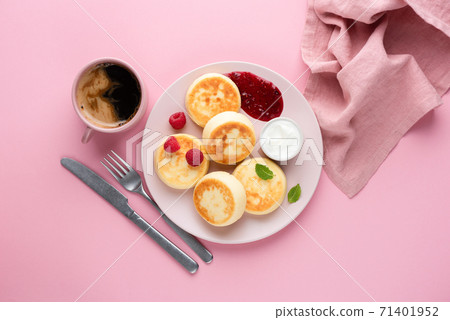 Syrniki, curd or cottage cheese pancakes with raspberry jam 71401952