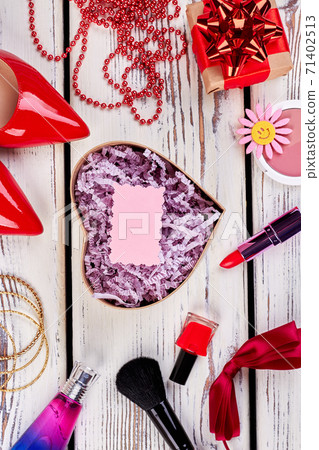 Heart-shaped box and accessories. 71402513