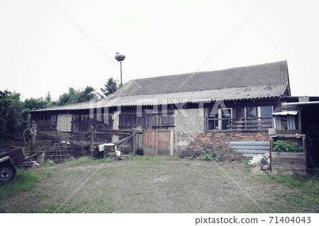 Old barn in the countryside 71404043