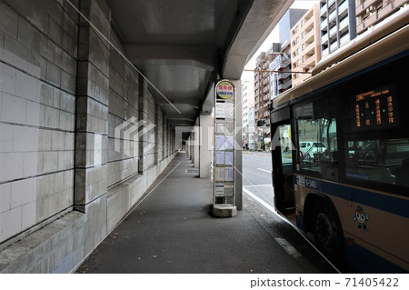 Yukimibashi bus stop under the old Toyoko line guard 71405422