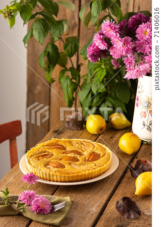 Delicious pear pie from yellow pears on a wooden background 71406016