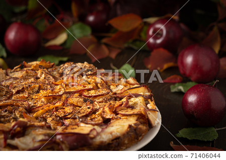 Apple pie sprinkled with cocoa on a wooden background 71406044