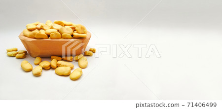 Broad Beans, Also called Fava or Windsor Bean in wooden bowl on white background. copy space Broad Beans, Also called Fava or Windsor Bean in wooden bowl on white background. copy space 71406499