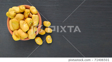 dried broad bean, or fava bean in clay bowl on gray rustic wooden background . copy space dried broad bean, or fava bean in clay bowl on gray rustic wooden background . copy space 71406501