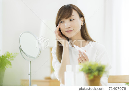 Middle women's skin care beauty Middle women's skin care beauty 71407076