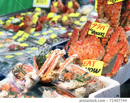 Giant fresh king crab seafood Street food in Tsukiji Fish Market, Japan.. 71407744