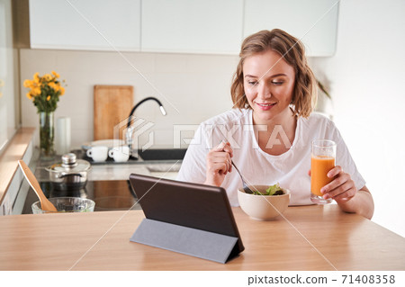 Woman eating healthy salad 71408358