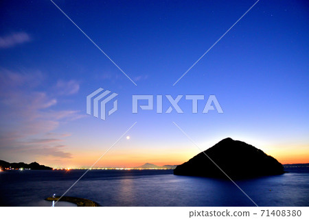 Asamushi Onsen evening view Yunoshima, the symbol of Asamushi Onsen, you can see Mt. Iwaki and the moon in the distance Aomori City, Aomori Prefecture 71408380