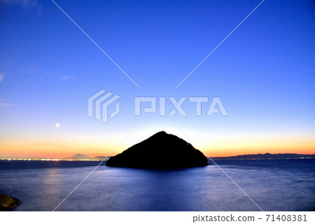 淺草溫泉夜景淺草溫泉的象徵,湯之島,在遠處可以看到青森縣青森市的磐城山 淺草溫泉夜景淺草溫泉的象徵,湯之島,在遠處可以看到青森縣青森市的磐城山 71408381