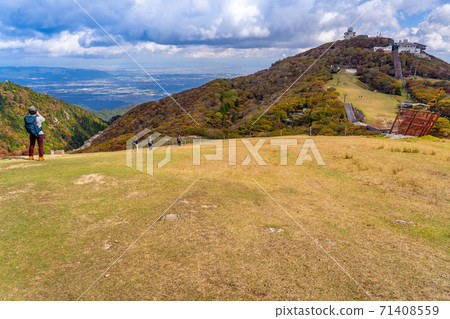 View the mountaintop station of Gozaisho Ropeway from the summit of Mt. Gozaisho in autumn colors, Komono Town, Mie Prefecture View the mountaintop station of Gozaisho Ropeway from the summit of Mt. Gozaisho in autumn colors, Komono Town, Mie Prefecture 71408559