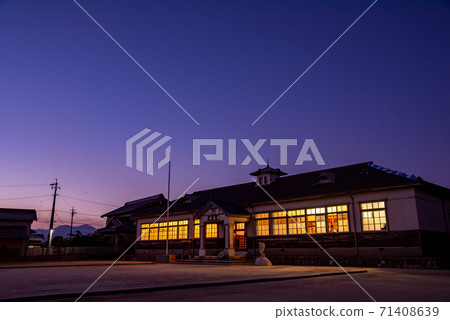 三重縣稻部市一所封閉小學的再利用活動舉行當天的麒麟館夜景 三重縣稻部市一所封閉小學的再利用活動舉行當天的麒麟館夜景 71408639