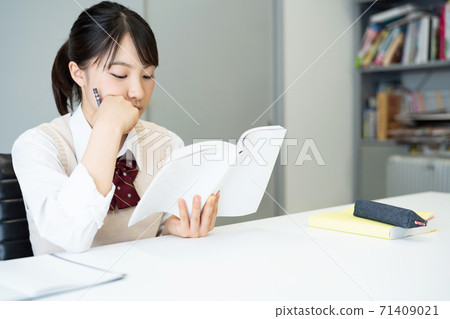 School girls who read books School girls who read books 71409021