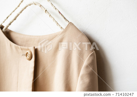 Upper body of light beige trench coat-around shoulders and chest Upper body of light beige trench coat-around shoulders and chest 71410247