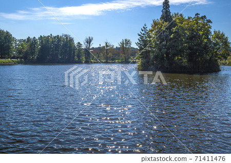 長野縣飯山市信州市秋季長谷運動公園Hariko Pond 長野縣飯山市信州市秋季長谷運動公園Hariko Pond 71411476