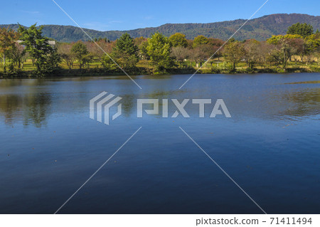 Harimizumi Pond in Nagamine Sports Park in Autumn, Iiyama City, Nagano Prefecture 71411494