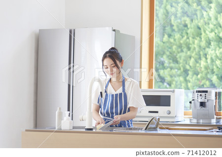 A woman washing dishes 71412012