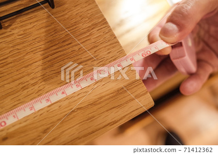 Measure the length with a measure 71412362
