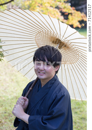 日本衣服男人的肖像 71412517
