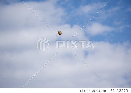 球在秋天的天空飛得很高 球在秋天的天空飛得很高 71412973
