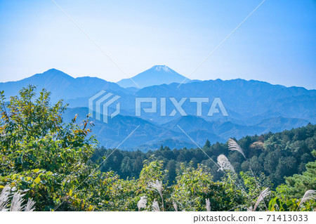 The hiking trail from Mt. Takao to Mt. Kobotokejo, Mt. Fuji and the Tanzawa Mountains viewed from Icchodaira, late November 71413033