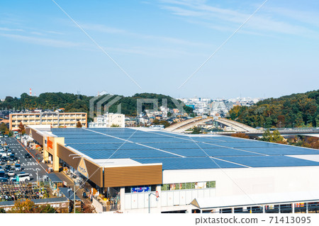 東京都南野站前一個購物中心屋頂上的太陽能電池板 東京都南野站前一個購物中心屋頂上的太陽能電池板 71413095