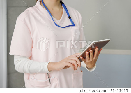 女醫務工作者操作平板電腦 71415465