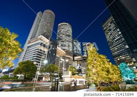 名古屋站前的照明JR中央鐵塔JR Gate塔JP塔名古屋 名古屋站前的照明JR中央鐵塔JR Gate塔JP塔名古屋 71415894