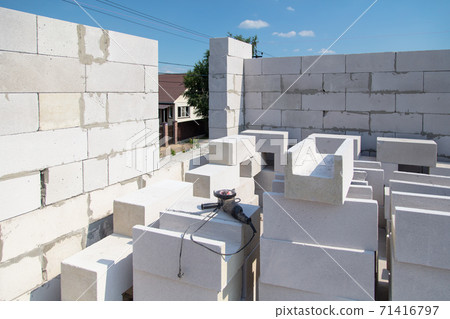 Construction of the walls of the house from foam concrete bricks. Construction of the walls of the house from foam concrete bricks. 71416797