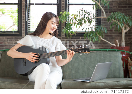 彈吉他的少婦 71417372