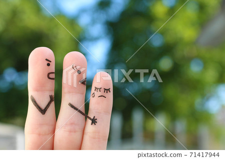 Fingers art of people during quarrel. Child cries, mother reassures his. 71417944