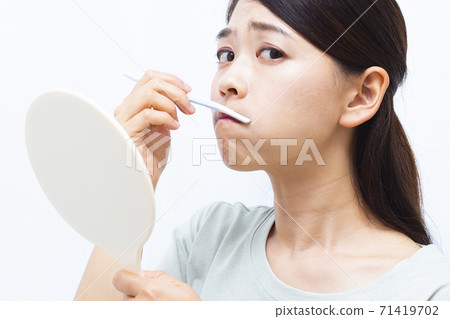 Women in their 30s Care for unwanted hair 71419702